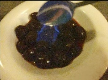 step4: 再於車厘子琳上點燃着火的香橙酒，增添芬香的香橙味。
