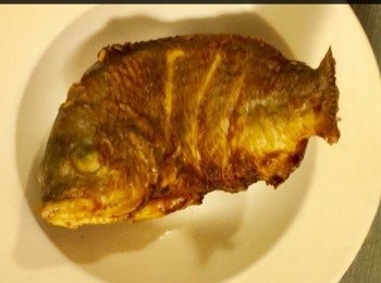 step2: 燒熱鑊下油，爆香薑片，放入鱸魚入鑊內，炸時要不斷炸轉兩邊的魚身，直至金黃色。