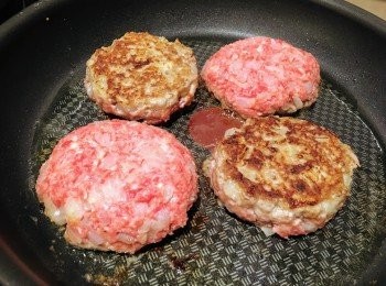 step4: 將肉分成四份，取中一份於手中，在兩邊手掌互拋。可有助除去肉塊中的空氣，令漢堡扒更黏實。

燒熱油鑊，放入肉塊，將肉塊中心位置按至凹陷，可令煎過的肉膨賬鼓起。煎至金黃色，將肉塊翻到另一邊，煎至金黃色。