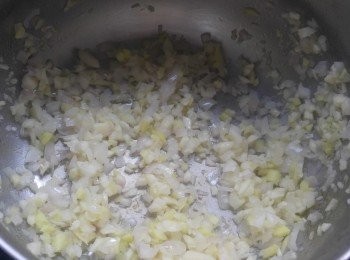 step2: 用少許油爆香乾蔥頭., 加入咖哩醬 小火炒香!