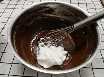 step6: 將1/3蛋白霜與<span class="group_3">材料B</span>混合, 再將餘下的蛋白霜加進, 輕力混合成蛋糕漿糊