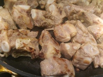 step6: 用少許油爆香豬軟骨表面, 之後豬軟骨盛起備用。