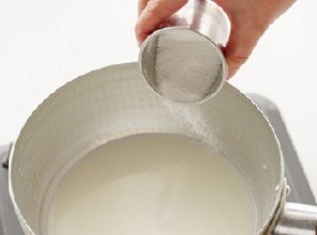 step2: 在鍋中加入牛奶和一半分量的細砂糖，加熱至快要沸騰的狀態。