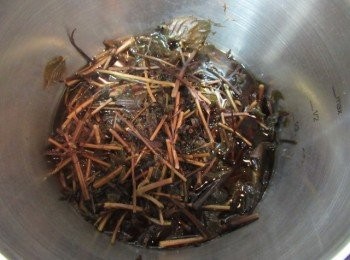 step2: 取快鍋,放入步驟1與水,蓋鍋蓋加壓5分鐘熄火待洩壓.開鍋蓋過濾另鍋子.