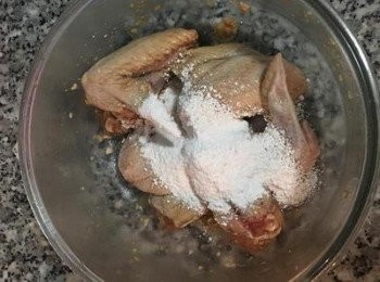 step5: 直接將木薯粉和1茶匙鹹酥雞胡椒鹽加入雞翅裡拌勻；