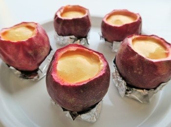 step5: 將果殼放在焗盤上，倒入混合糊至8分滿。