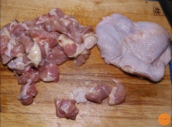 step4: 前置作業：雞腿肉的部份可以在市場買已事先去骨的，也可以買大雞腿回家後再進行去骨及分切成適口大小備用。