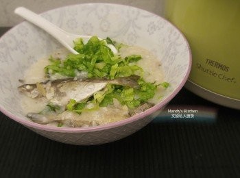 step10: 撒上生菜絲、蔥粒和撒上胡椒粉即成。