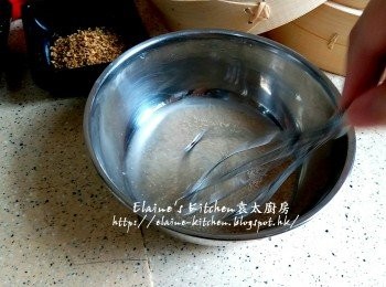 step4: 1茶匙砂糖 , 2茶匙水及酵母放入碗內拌勻