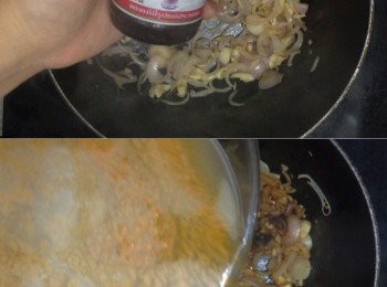 step17: 下泰國辣椒醬炒勻，先倒入三分二蝦湯拌勻