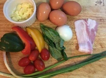 step1: 蔥和羅勒及2顆蕃茄用可飲用水洗淨瀝乾備用。甜椒洗淨，去除籽和白色的部份。