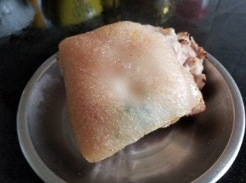 step12: 再用刀將燒焦位置刮走，去除豬毛