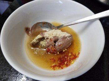 step7: 將蝦醬辣椒碎糖麻油，黃酒雞粉生炒撈好