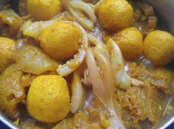 step3: 加半碗水,加入魷魚豬皮陳皮魚蛋