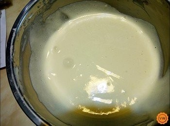 step11: 使用橡皮刮刀以切拌且輕柔的方式快速拌均勻（切拌的動作要輕柔一點，蛋白霜才能保有空氣感）