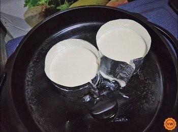 step12: 接著先在已預熱好的平底鍋內放入一小塊的無鹽奶油(或是沙拉油也可以)，再將圓形中空模放入鍋內，倒入約八分滿的麵糊