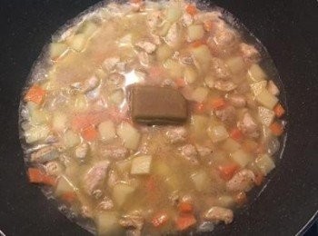 step3: 鍋內放少許橄欖油，炒香洋蔥丁，接著放入紅蘿蔔丁與馬玲薯略炒，再加入雞肉拌炒到半熟，加入剛好淹過所有料的水，並放入咖哩塊及鹽和咖哩粉一起用小火煮滾後放入青豆仁，接著小火繼續燉煮，煮到馬玲薯與紅蘿蔔都鬆軟，