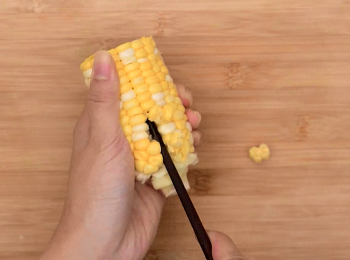 step3: 用筷子，把筷子叉進缺口，取下一排粟米將其他粟米向間隙推。