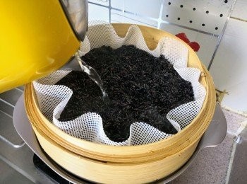 step3: 中途淋上熱水;