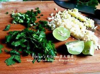 step8: 期間將蔥切粒 , 薑去皮切粒 , 蒜頭去衣切粒 , 芫茜切碎 , 青檸切半