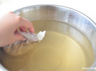 step3: 將冷開水倒入大容器中，裝有愛玉籽的棉布袋即可下水開始搓揉，直至愛玉籽膠質完全釋出即完成。