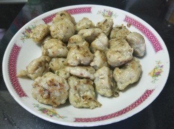 step9: 將鯪魚肉用少少蒜頭，乾蔥煎至金黃色上碟備用