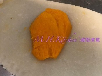 step18: 放上芒果並包好