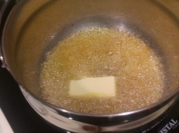 step8: 糖漿加入牛油攪混。