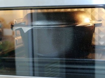 step8: 然後小心連同烘焙紙移入鑄鐵鍋中，蓋上鍋蓋，
送入烤箱，上下火230度c~250度c先烘烤35~40分鐘，
然後小心取下鍋蓋，再烘烤至表面均勻上色即完成。