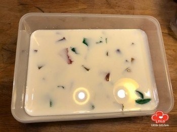 step8: 倒入已放涼之煉奶及椰奶的混合液