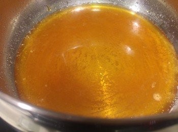 step7: 當糖漿轉啡色帶琥珀色, 可以將火關掉。