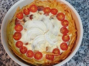 step14: 烤好後取出，用矽膠刮刀延模具刮一圈，讓馬玲薯牆能與烤具分開；可以看到烤好的<span class="group_3">內餡</span>高度已到約馬玲薯的8成滿。