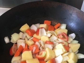 step2: 起鑊落少許油, 略炒蕃茄薯仔洋蔥紅蘿蔔, 盛起, 備用