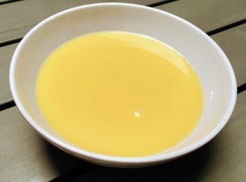 step2: 打勻雞蛋，再加入雞湯及水攪勻，倒入碟內。