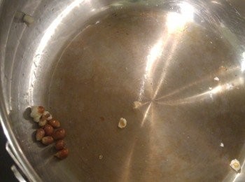 step5: 棄掉爆谷後用廚紙抹乾淨燘燒鍋。