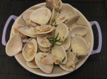 step3: 忌廉上湯翻滾後, 落香草炒勻即成。