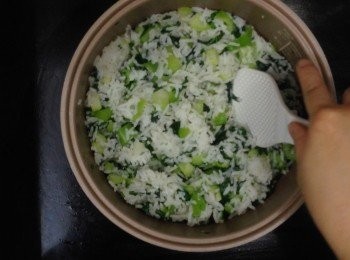 step8: 之後把小棠菜粒隔去菜汁拌入米飯，再加蓋焗一會兒即可（不要開火）