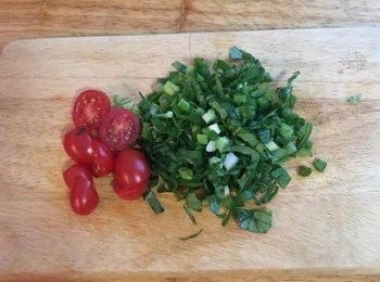 step8: 此時可將預留的小蕃茄對切，羅勒切絲和蔥切蔥花；用來裝飾完成的水煮歐姆蛋。