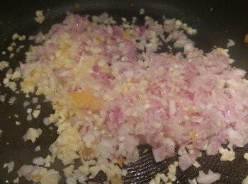 step7: 用油先爆香蒜蓉, 之後再下乾蔥蓉。