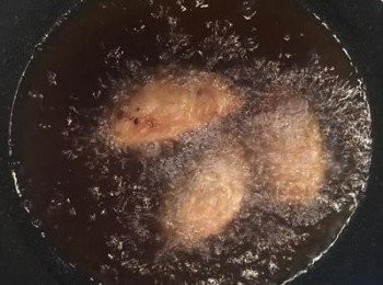 step16: 起油鍋加溫到160～170度；放入咖哩酥，中火炸到外表酥脆金黃即可起鍋瀝油。