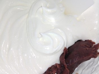 step4: 打起甜忌廉至6成，加入適量紅豆蓉攪勻後平均塗上蛋糕上，尾部不用塗。