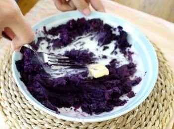 step3: 可加牛奶、糖和牛油，拌勻至牛油溶化即成(如紫薯本身很甜，可省略糖）