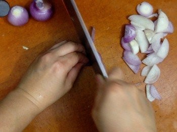 step14: 乾蔥去皮切片備用