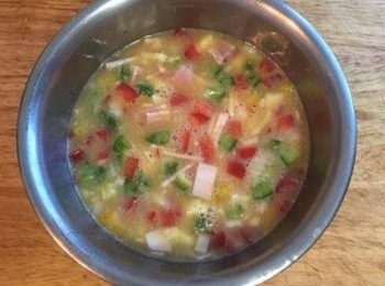 step4: 蛋打散後加入甜椒丁、洋蔥丁、培根丁、蕃茄丁、起司、鹽、黑胡椒粉和香油打勻。