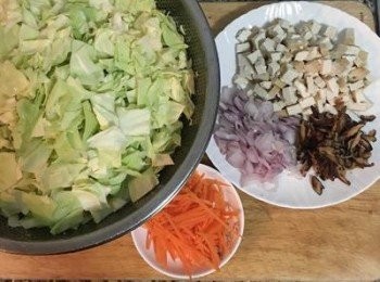 step2: 高麗菜洗淨瀝乾切約一截大姆指的大小，油豆腐切丁，香菇泡軟後切絲，紅蘿蔔切絲，紅蔥頭去皮後切片。