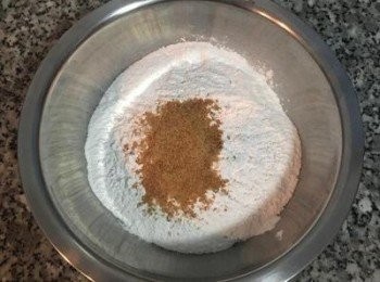 step7: 先將糖倒入粉類中扮勻，這裡的用糖女漢子用的是棕櫚糖，但是亦可以用二砂或白砂糖，