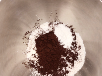 step2: 將低筋粉，無糖可可粉，泡打粉，鹽及糖霜過篩。