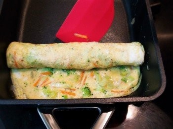 step6: 待差不多凝固就由一端慢慢捲至另一端，邊捲邊壓平，向內捲成一條。
