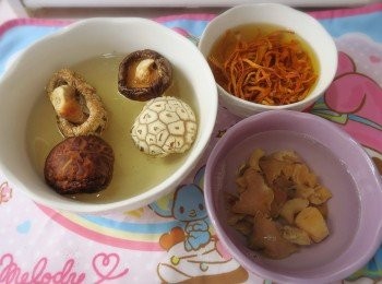 step2: 將乾冬菇、蟲草花、乾紅螺頭及瑤柱分別用熱水浸30分鐘。