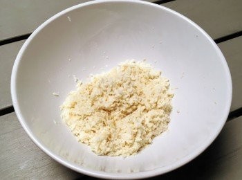 step1: 將洋蔥洗淨，切粒。
將牛奶加入麵包糠，攪勻。